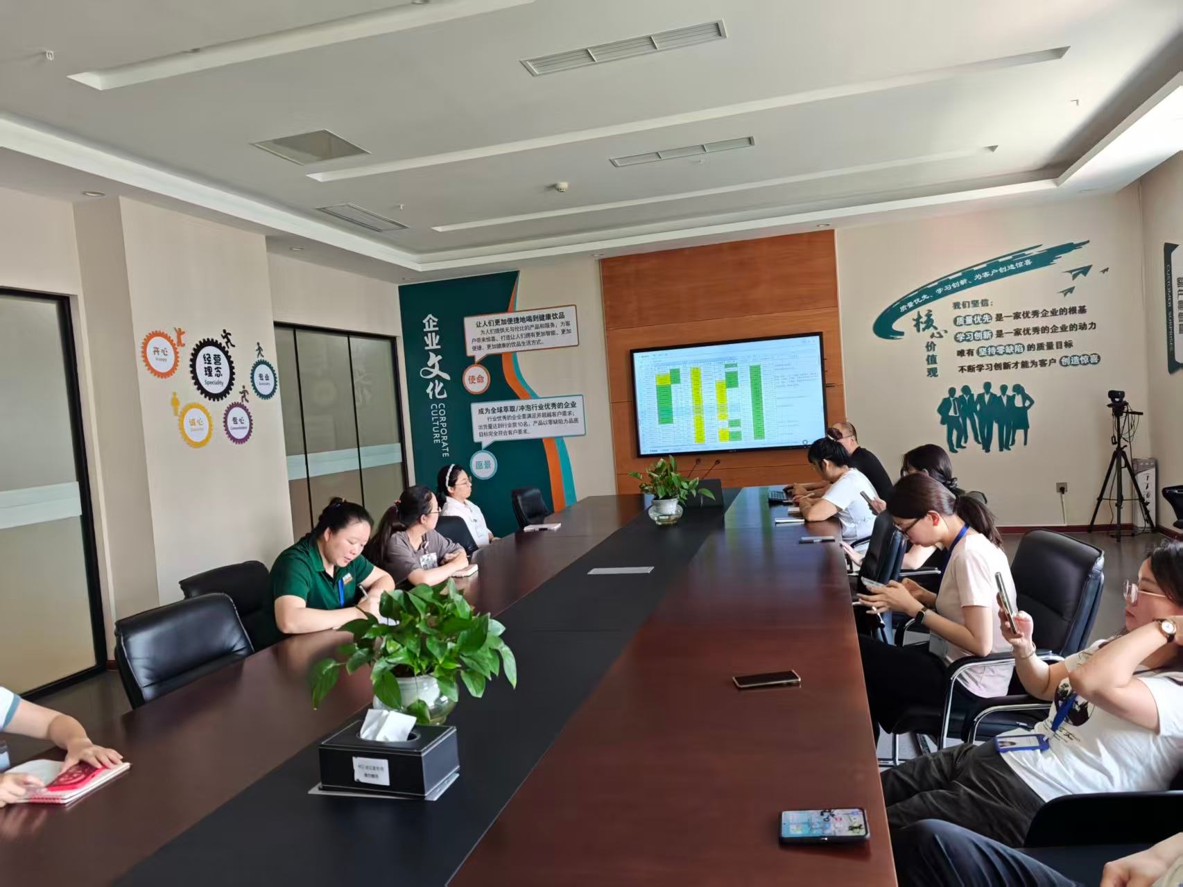 Cotygodniowe spotkanie przeglądowe planowania produkcji firmy Seaver gwarantuje terminową dostawę zamówienia ekspresu do kawy Cotygodniowe spotkanie przeglądowe planowania produkcji firmy Seaver gwarantuje terminową dostawę zamówienia ekspresu do kawy